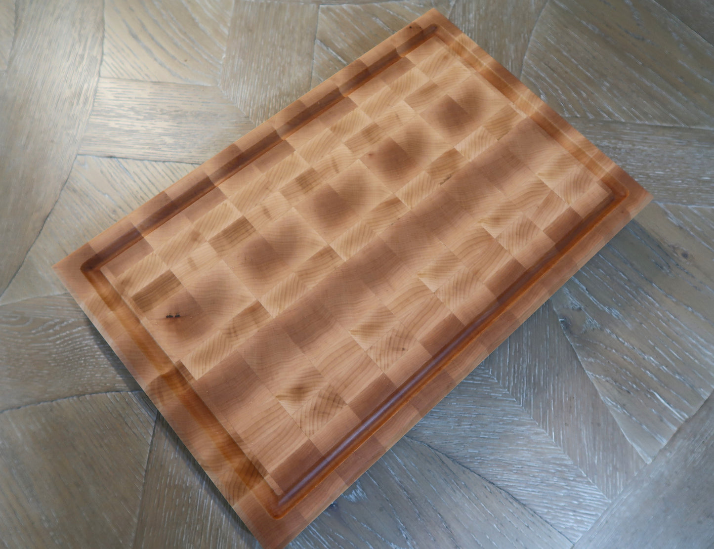 MAPLE END GRAIN BUTCHER BLOCK CUTTING BOARD WITH SOLID BRASS FEET
