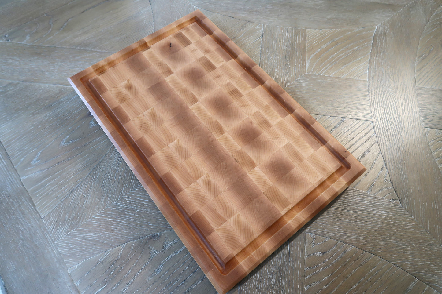 MAPLE END GRAIN BUTCHER BLOCK CUTTING BOARD WITH SOLID BRASS FEET
