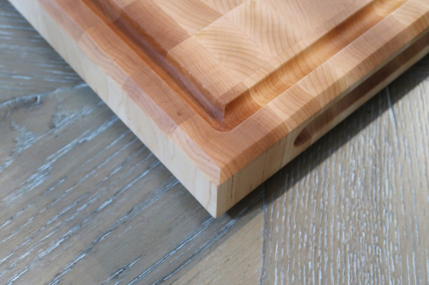 MAPLE END GRAIN BUTCHER BLOCK CUTTING BOARD WITH SOLID BRASS FEET