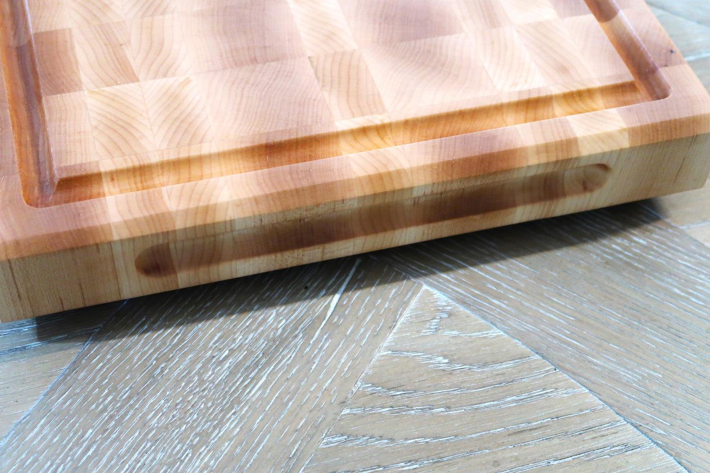 MAPLE END GRAIN BUTCHER BLOCK CUTTING BOARD WITH SOLID BRASS FEET