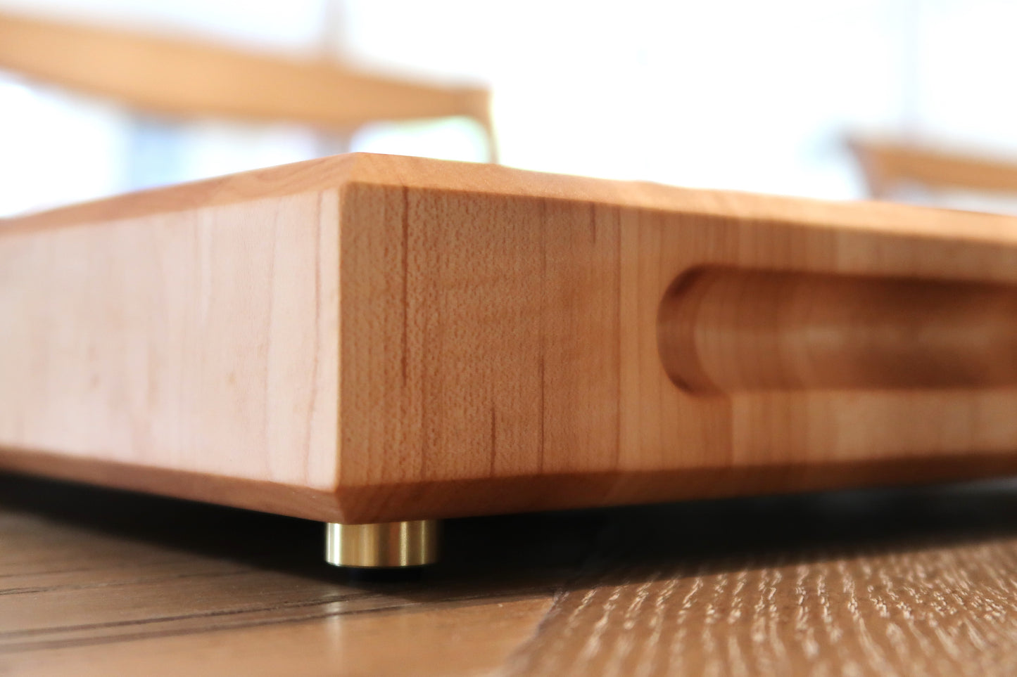 MAPLE END GRAIN BUTCHER BLOCK CUTTING BOARD WITH SOLID BRASS FEET