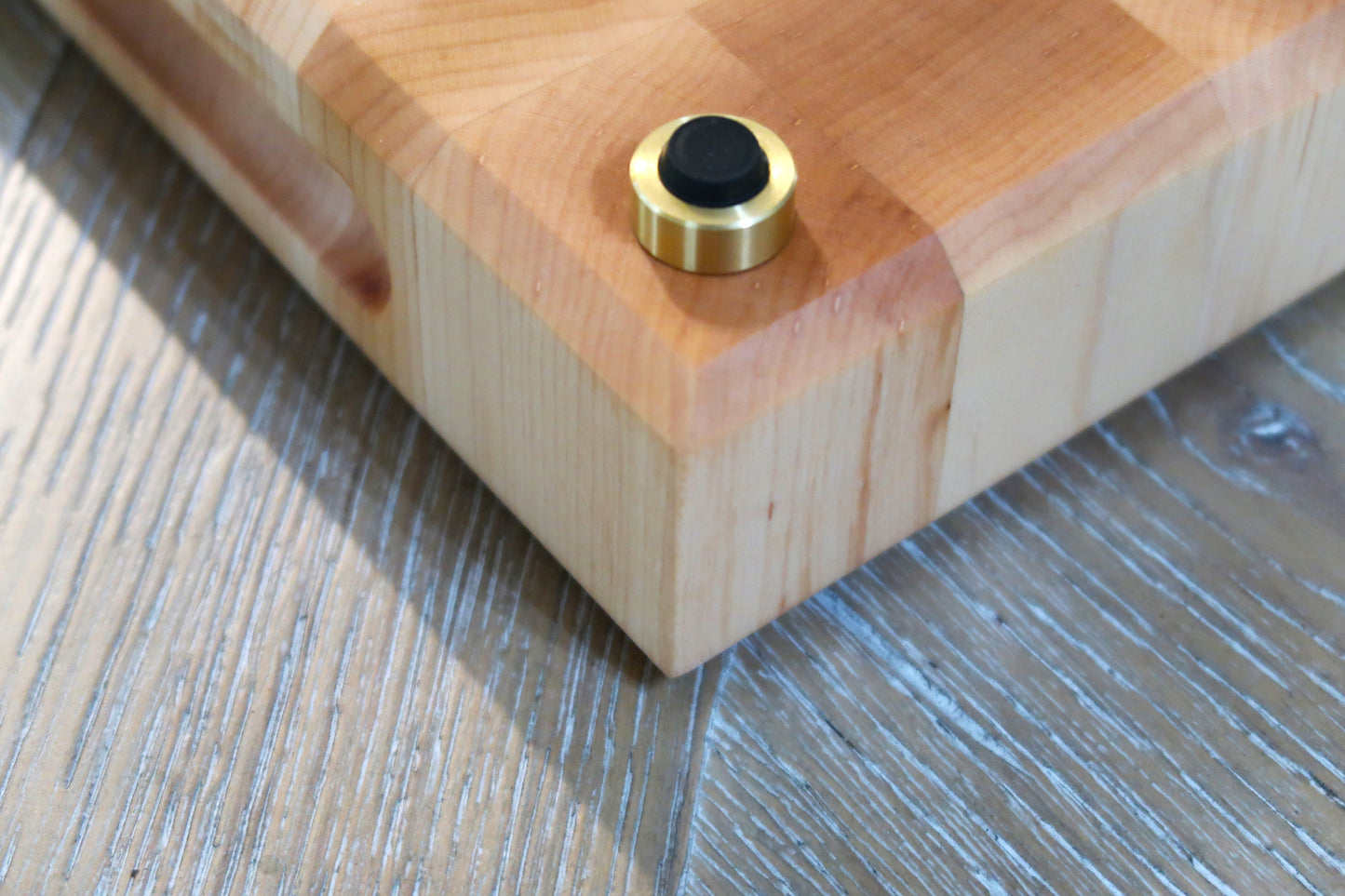 MAPLE END GRAIN BUTCHER BLOCK CUTTING BOARD WITH SOLID BRASS FEET