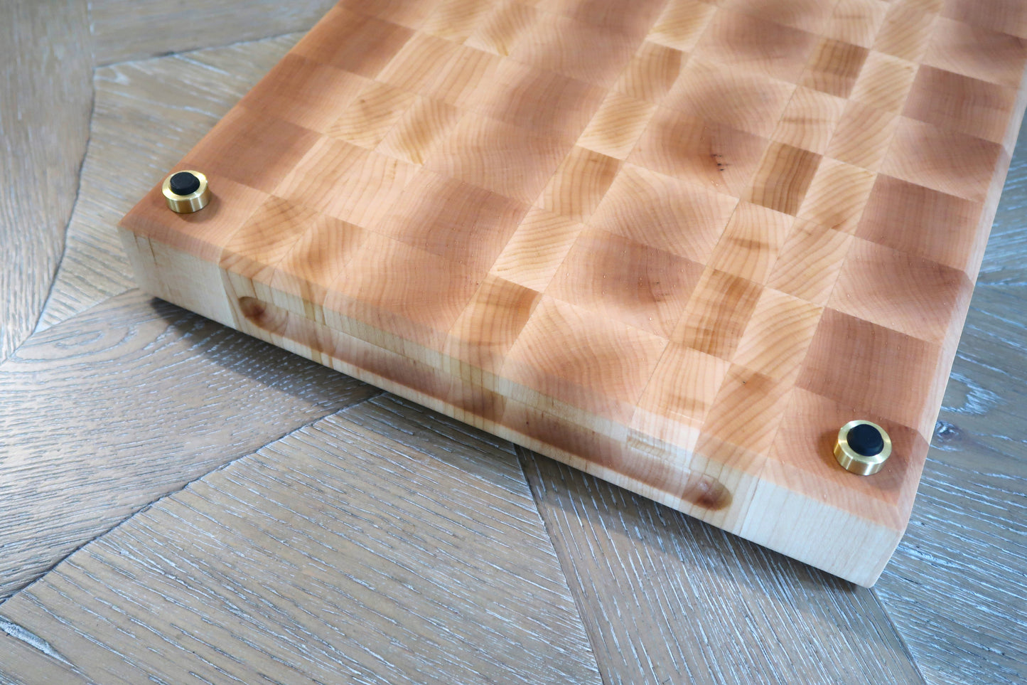 MAPLE END GRAIN BUTCHER BLOCK CUTTING BOARD WITH SOLID BRASS FEET