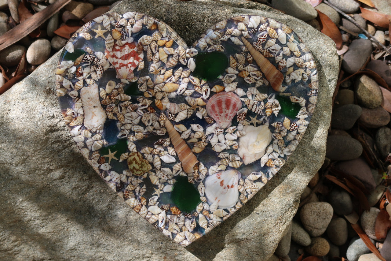 OCEAN SHELL THEMED RESIN HEART
