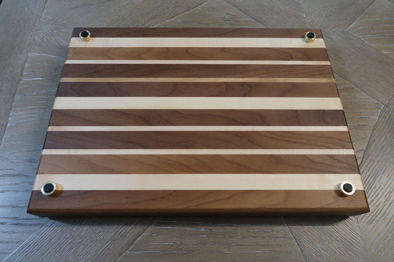 BLACK WALNUT & MAPLE CUTTING BOARD WITH JUICE GROOVE & SOLID BRASS FEET