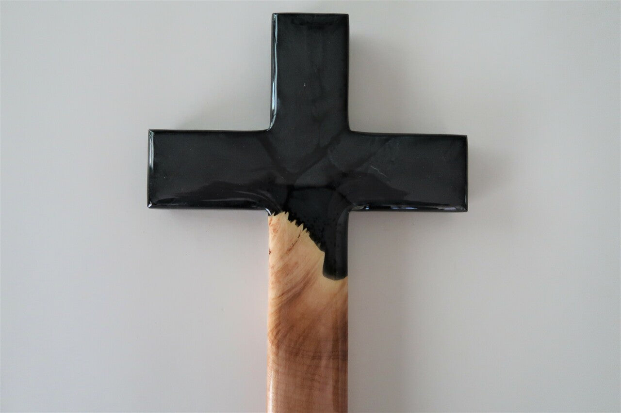 MAPLE BURL AND RONIN BLACK PIGMENT RESIN SMALL CROSS
