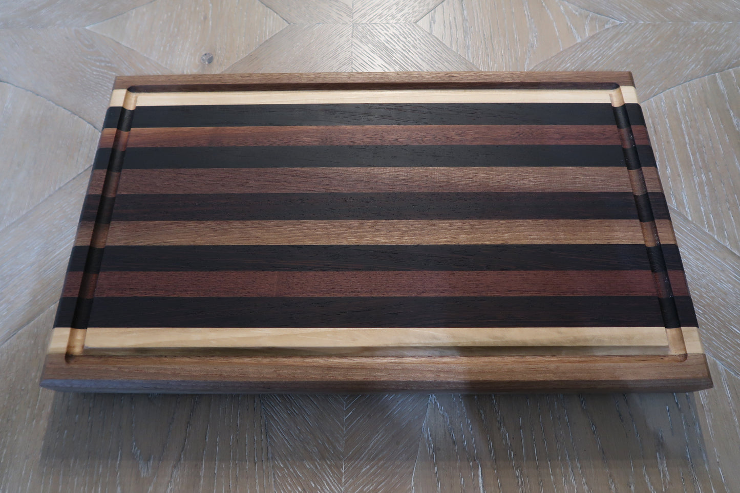WALNUT & WENGE & MAPLE CUTTING BOARD WITH JUICE GROOVE/SOLID BRASS FEET