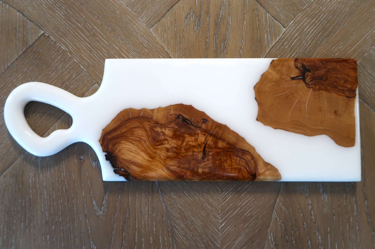 SATORI WHITE & OLIVEWOOD ORGANIC HANDLE CHARCUTERIE/CHEESEBOARD
