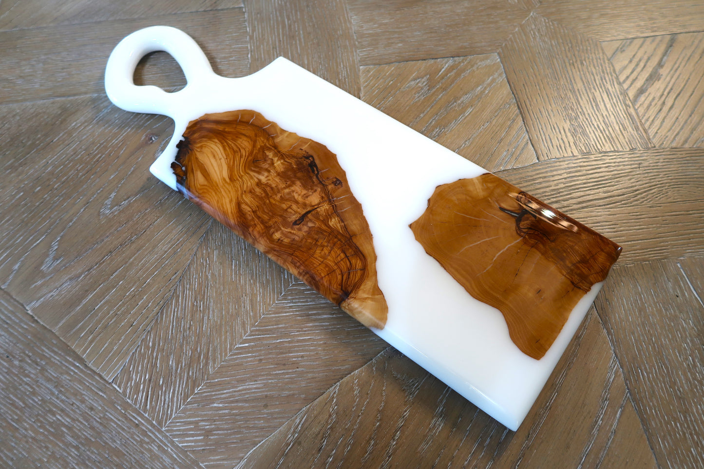 SATORI WHITE & OLIVEWOOD ORGANIC HANDLE CHARCUTERIE/CHEESEBOARD
