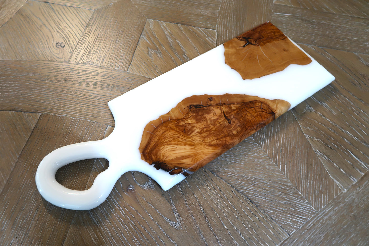 SATORI WHITE & OLIVEWOOD ORGANIC HANDLE CHARCUTERIE/CHEESEBOARD