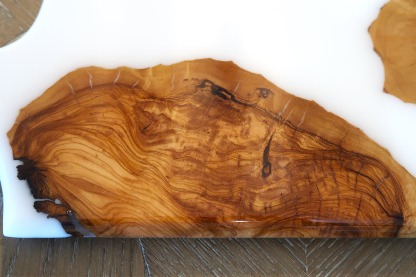 SATORI WHITE & OLIVEWOOD ORGANIC HANDLE CHARCUTERIE/CHEESEBOARD