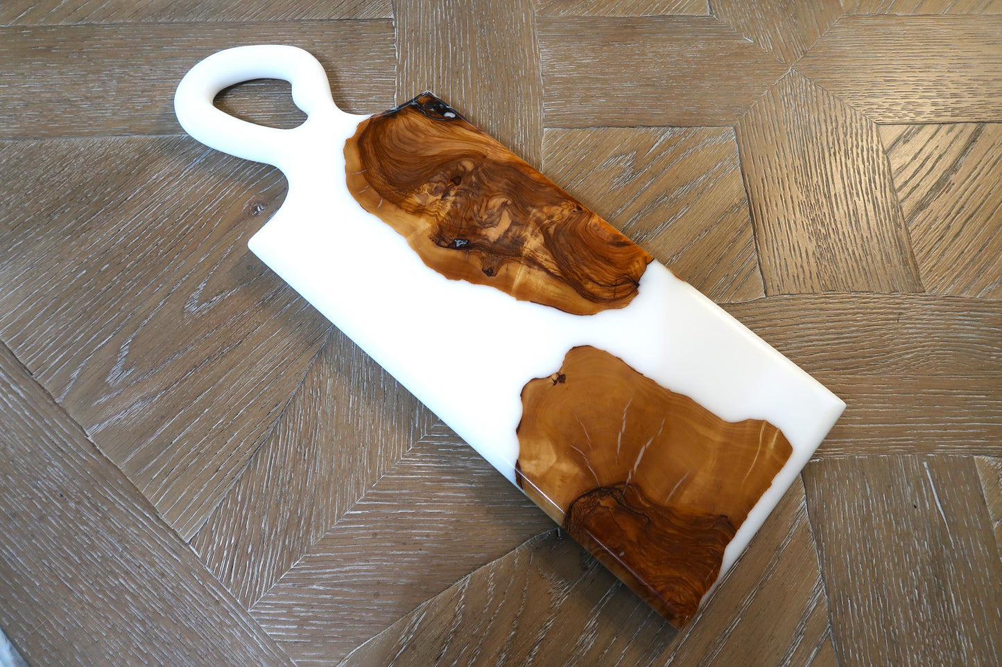 SATORI WHITE & OLIVEWOOD ORGANIC HANDLE CHARCUTERIE/CHEESEBOARD