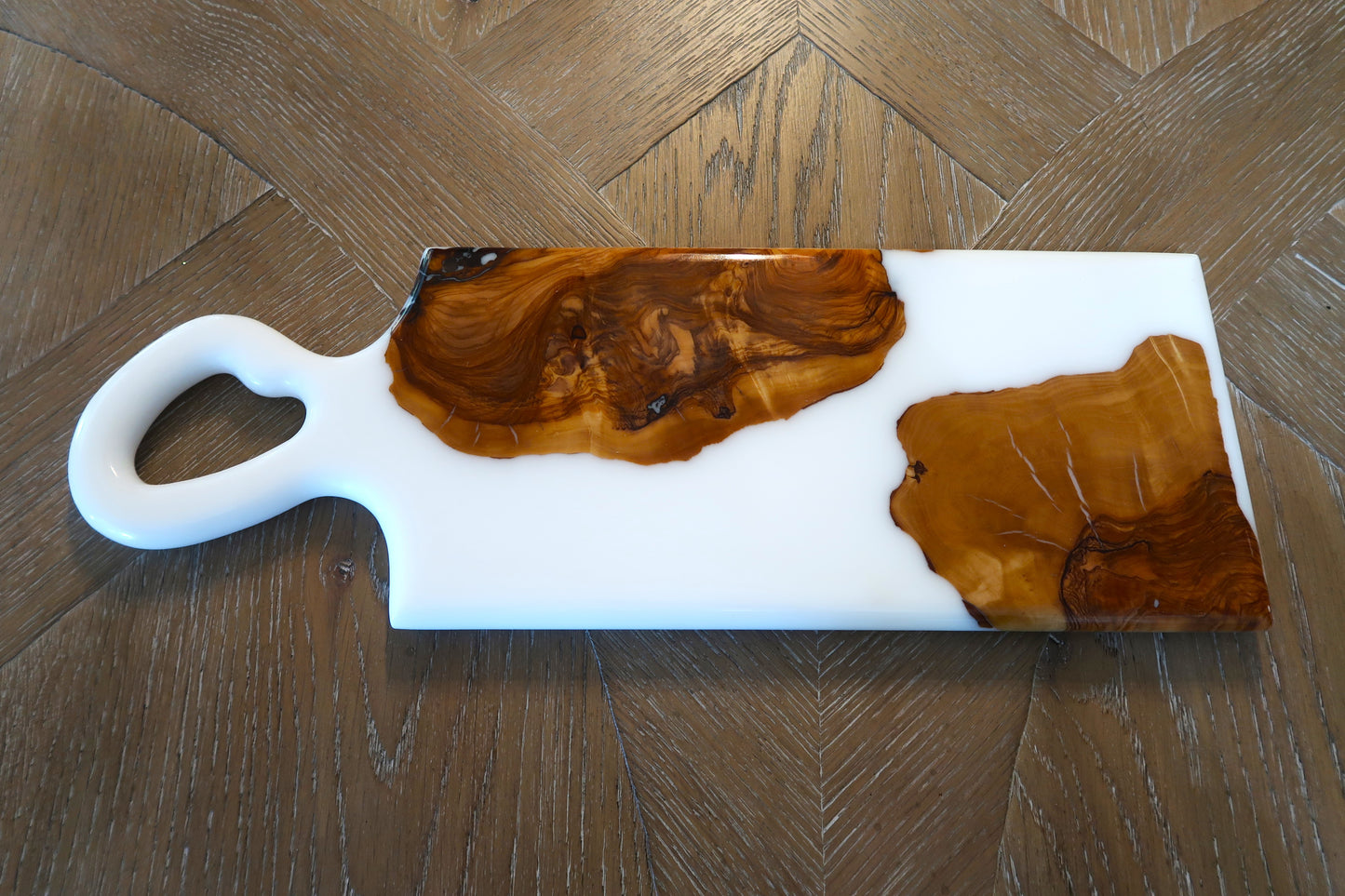 SATORI WHITE & OLIVEWOOD ORGANIC HANDLE CHARCUTERIE/CHEESEBOARD