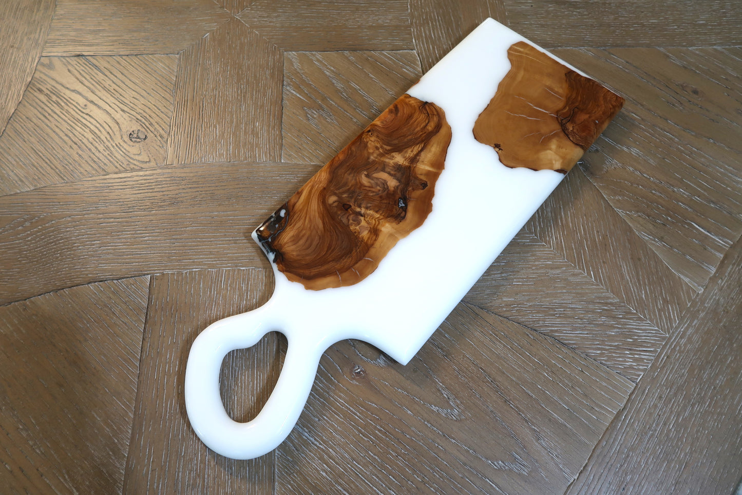 SATORI WHITE & OLIVEWOOD ORGANIC HANDLE CHARCUTERIE/CHEESEBOARD