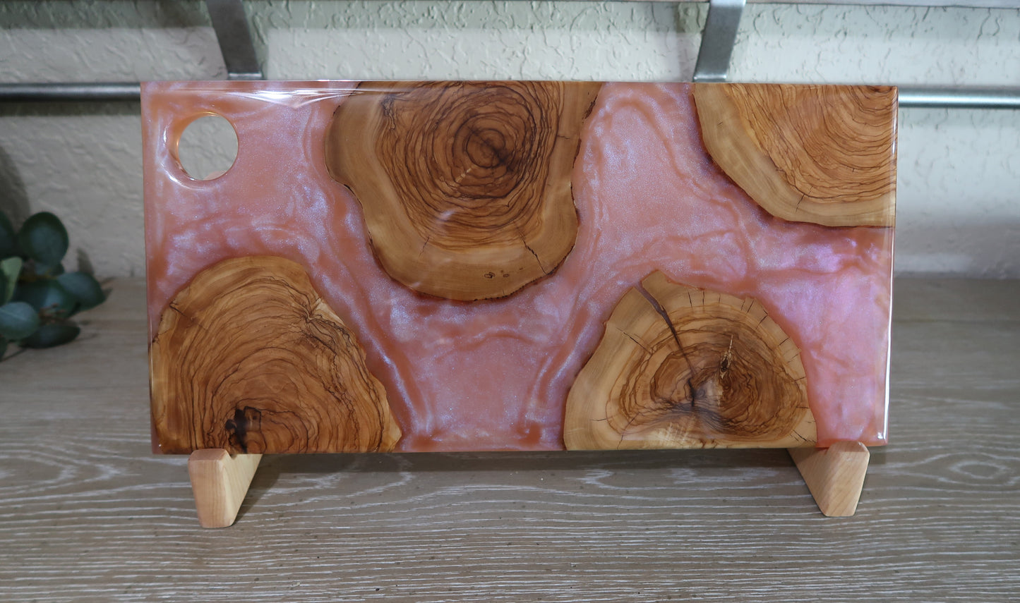 OLIVEWOOD & RESIN CHARCUTERIE BOARD WITH CIRCLE ACCENT