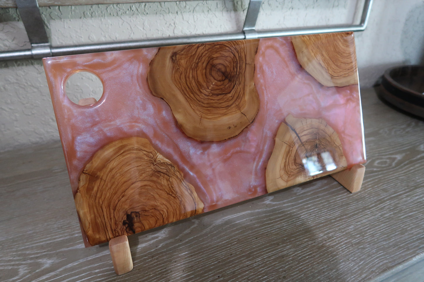 OLIVEWOOD & RESIN CHARCUTERIE BOARD WITH CIRCLE ACCENT
