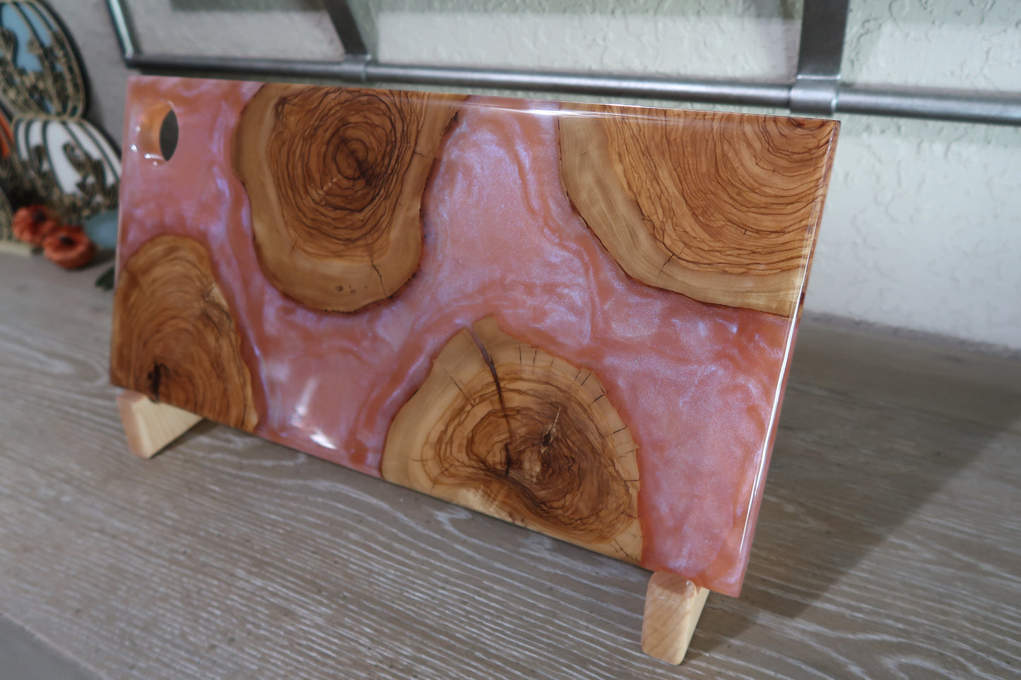 OLIVEWOOD & RESIN CHARCUTERIE BOARD WITH CIRCLE ACCENT