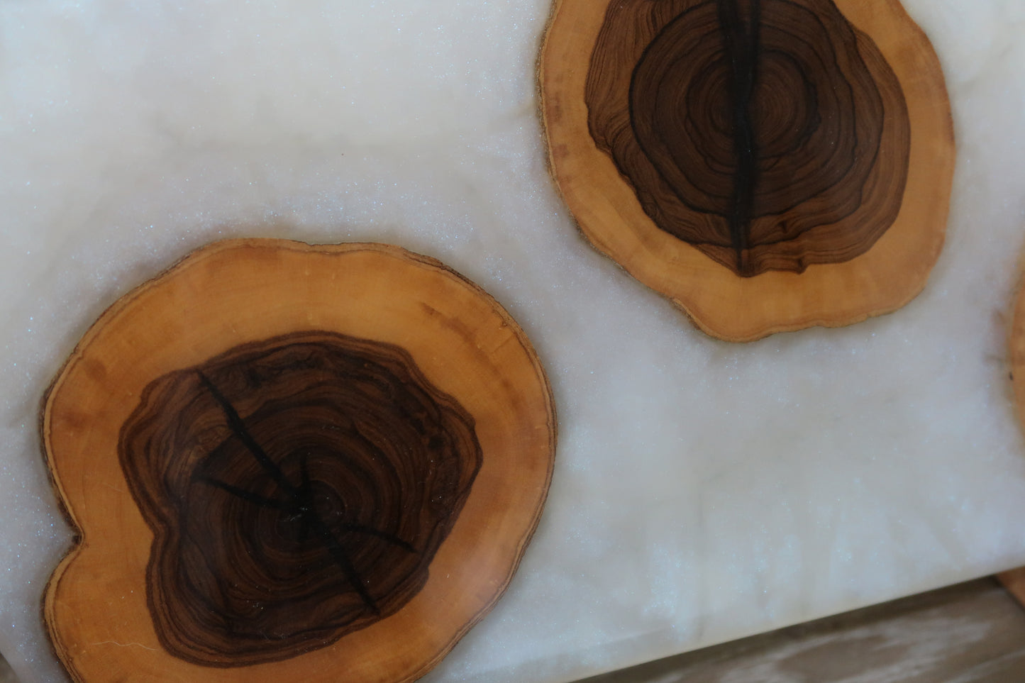 WOOD & RESIN CHARCUTERIE BOARD WITH ORGANIC HANDLE