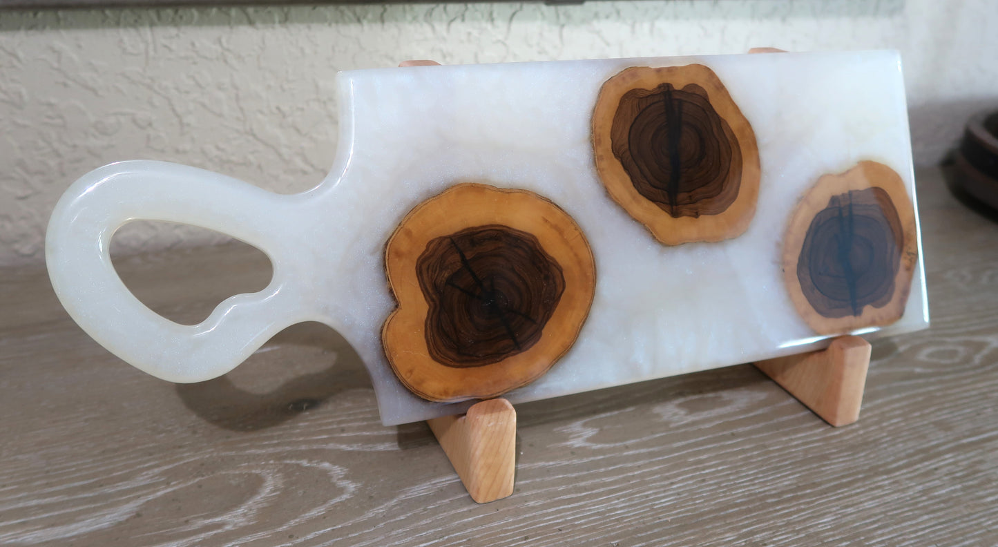 WOOD & RESIN CHARCUTERIE BOARD WITH ORGANIC HANDLE