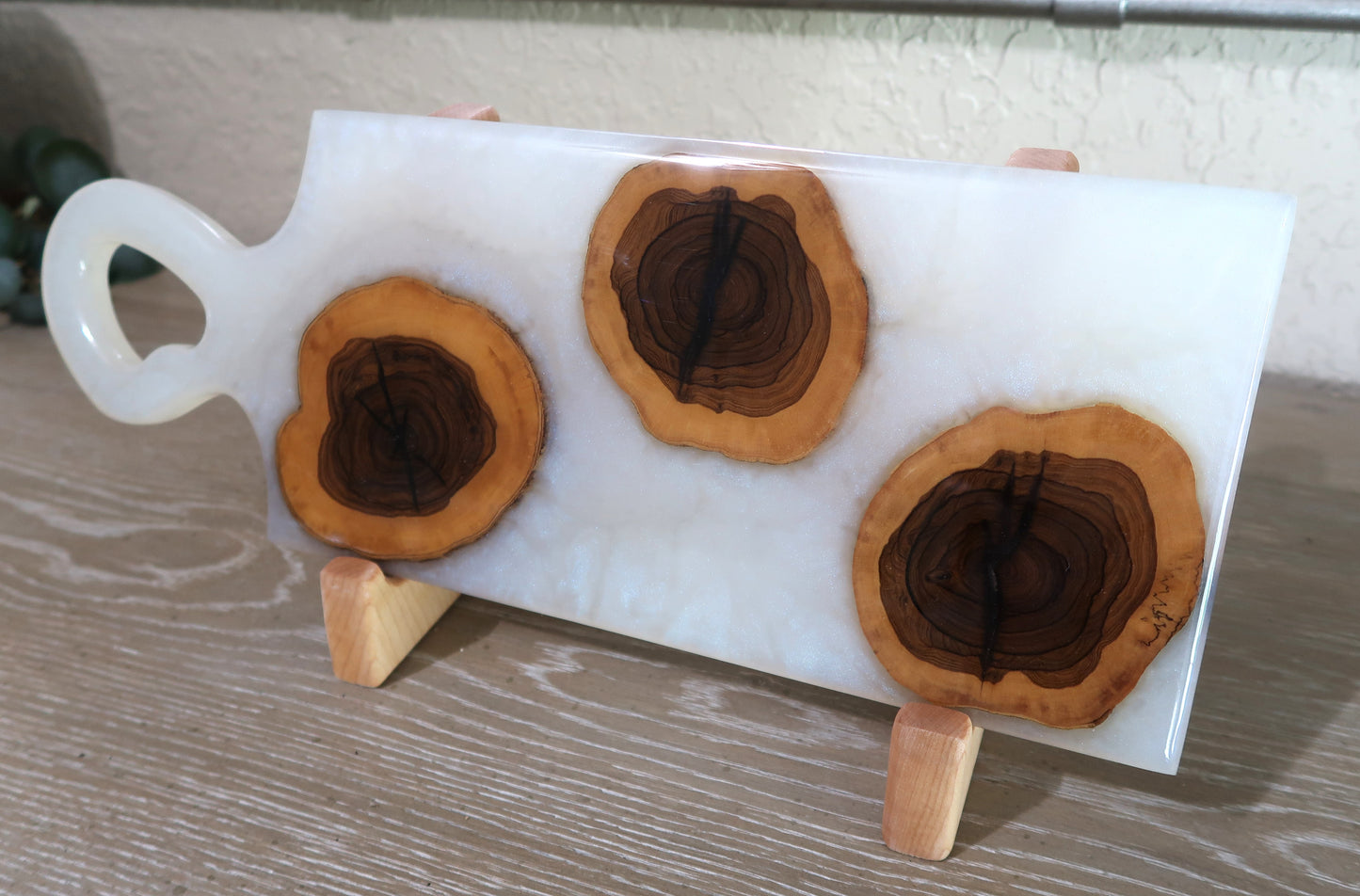 WOOD & RESIN CHARCUTERIE BOARD WITH ORGANIC HANDLE