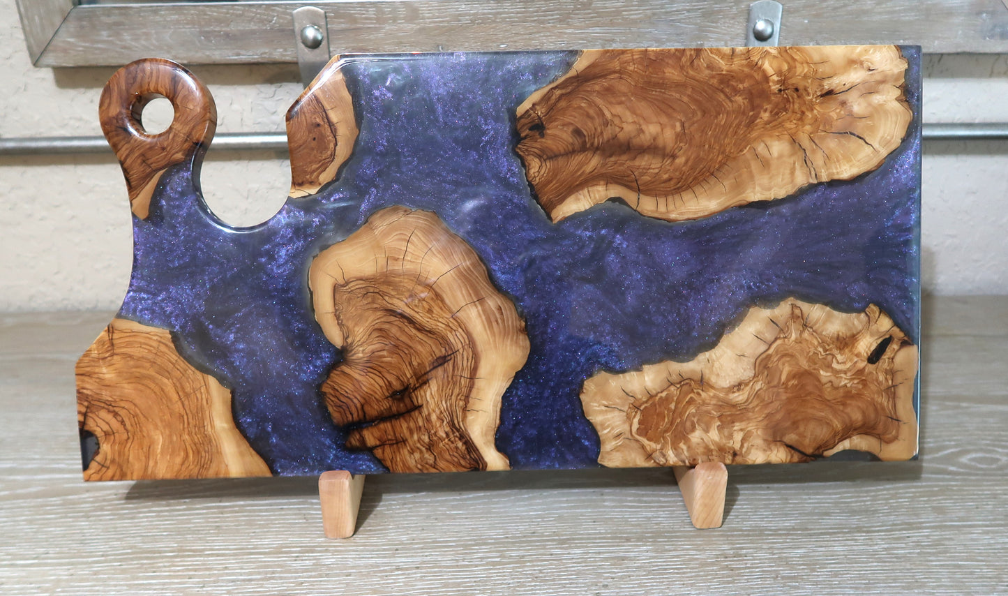 OLIVEWOOD & RESIN OFFSET ROUND HANDLE CHARCUTERIE BOARD