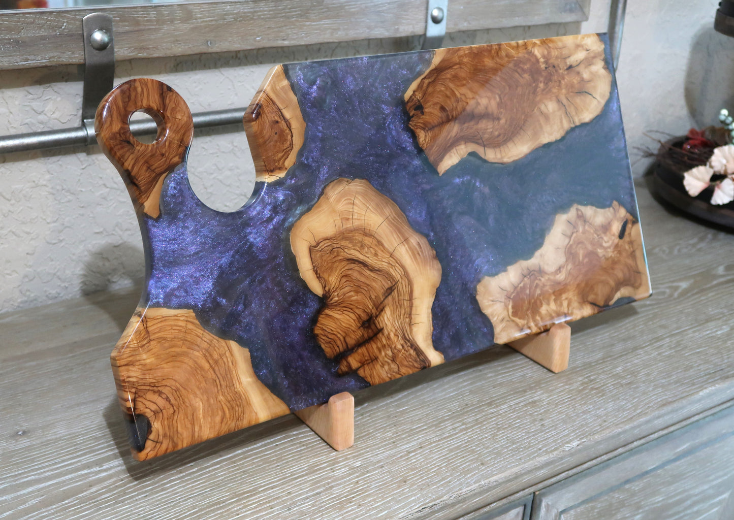 OLIVEWOOD & RESIN OFFSET ROUND HANDLE CHARCUTERIE BOARD