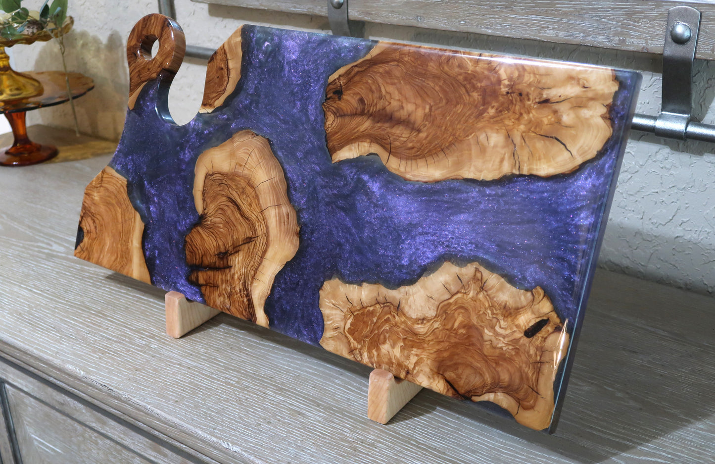 OLIVEWOOD & RESIN OFFSET ROUND HANDLE CHARCUTERIE BOARD