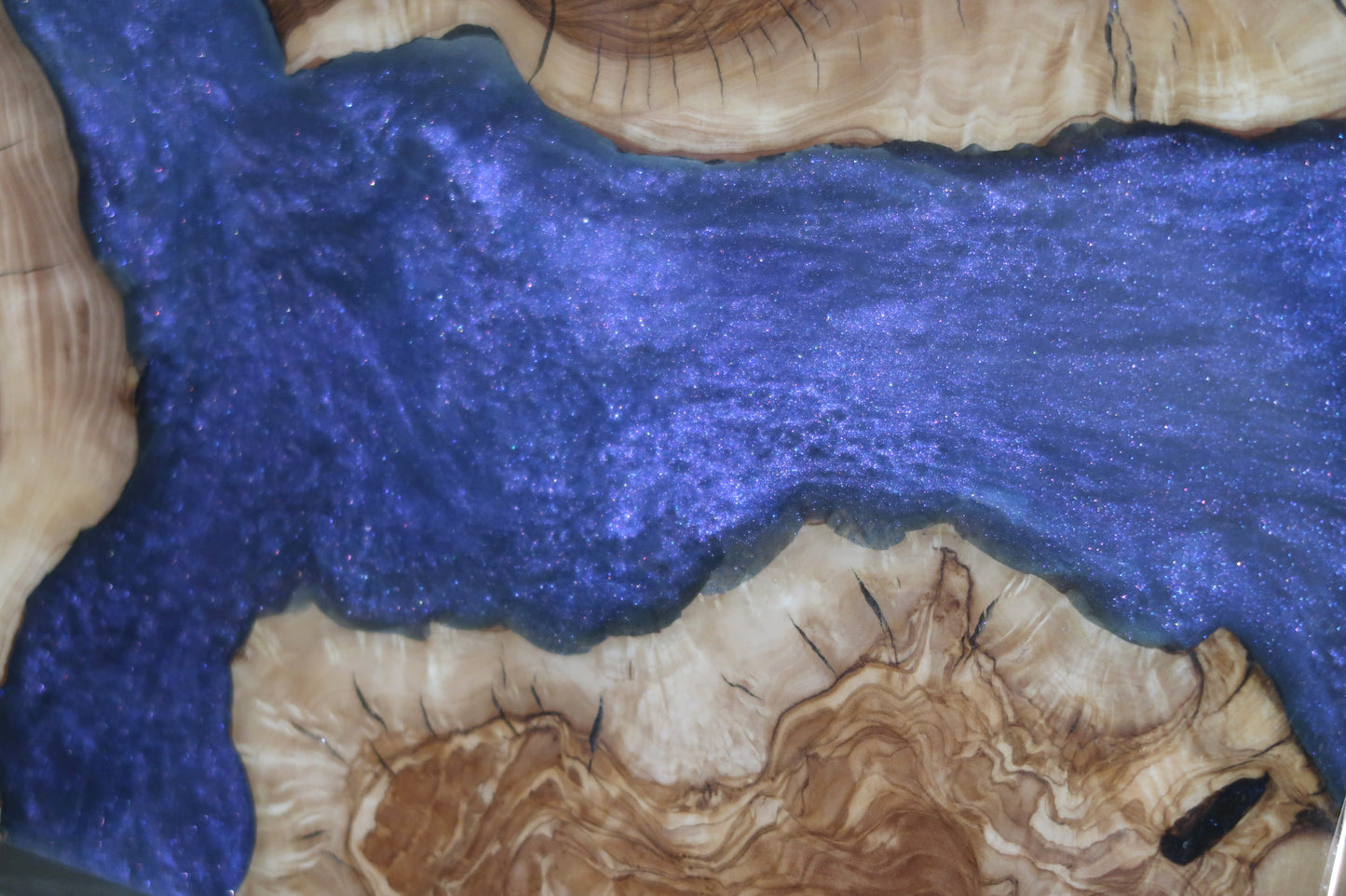 OLIVEWOOD & RESIN OFFSET ROUND HANDLE CHARCUTERIE BOARD