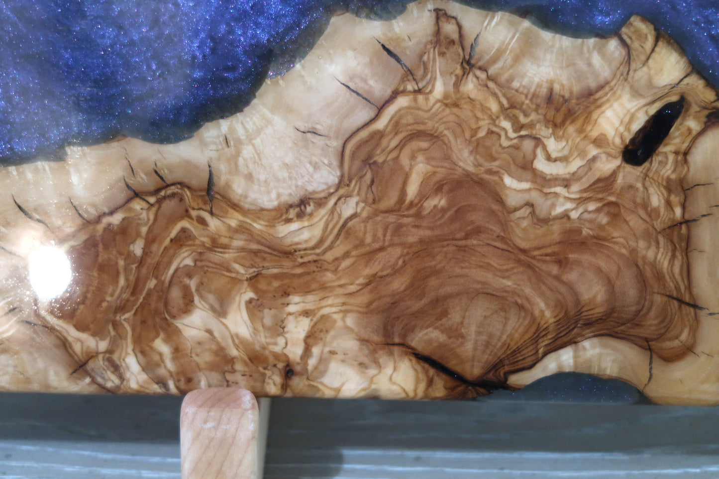OLIVEWOOD & RESIN OFFSET ROUND HANDLE CHARCUTERIE BOARD