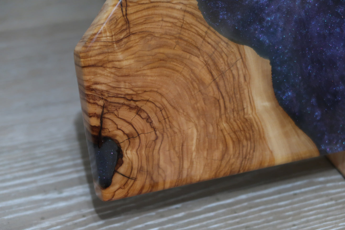 OLIVEWOOD & RESIN OFFSET ROUND HANDLE CHARCUTERIE BOARD