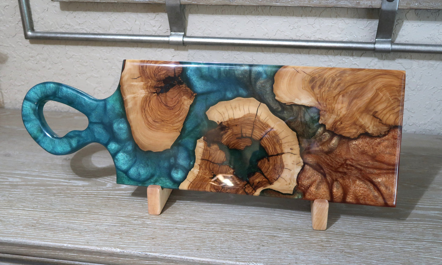 OLIVEWOOD & MULTICOLOR RESIN ORGANIC HANDLE CHARCUTERIE BOARD