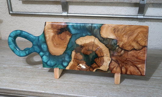 OLIVEWOOD & MULTICOLOR RESIN ORGANIC HANDLE CHARCUTERIE BOARD