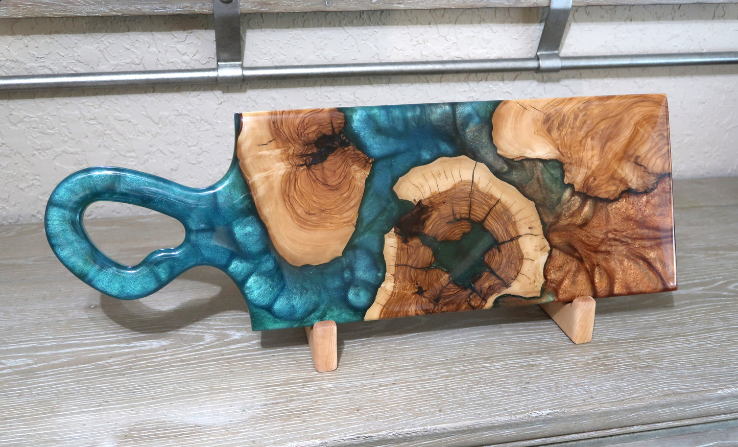 OLIVEWOOD & MULTICOLOR RESIN ORGANIC HANDLE CHARCUTERIE BOARD
