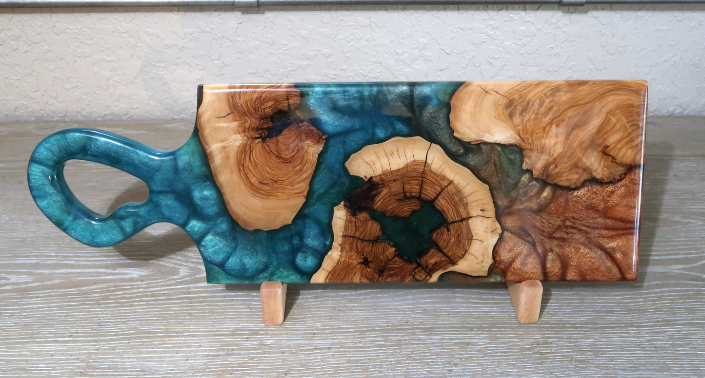 OLIVEWOOD & MULTICOLOR RESIN ORGANIC HANDLE CHARCUTERIE BOARD