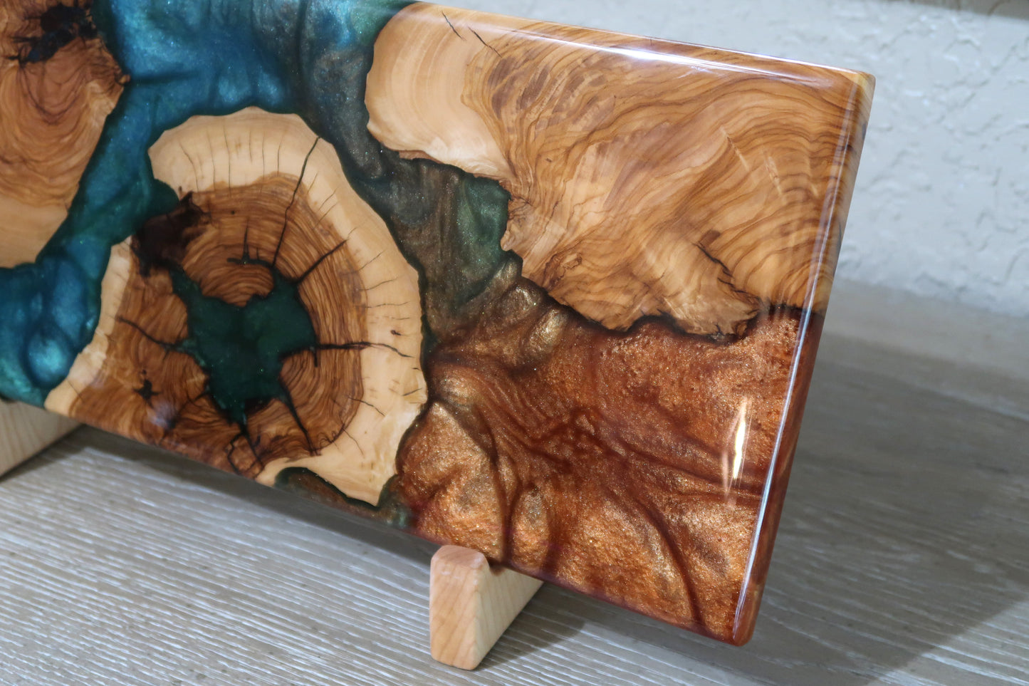 OLIVEWOOD & MULTICOLOR RESIN ORGANIC HANDLE CHARCUTERIE BOARD