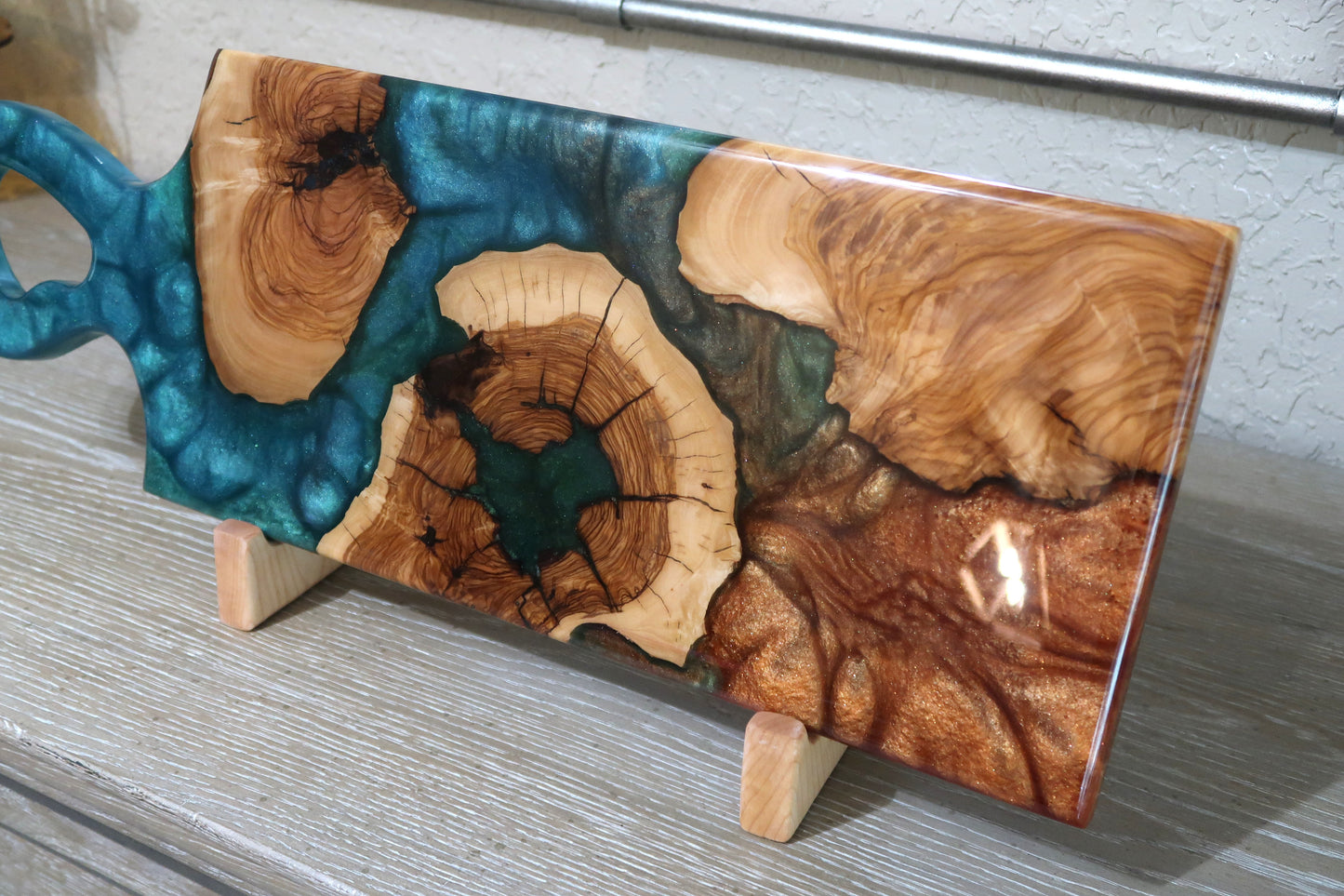 OLIVEWOOD & MULTICOLOR RESIN ORGANIC HANDLE CHARCUTERIE BOARD