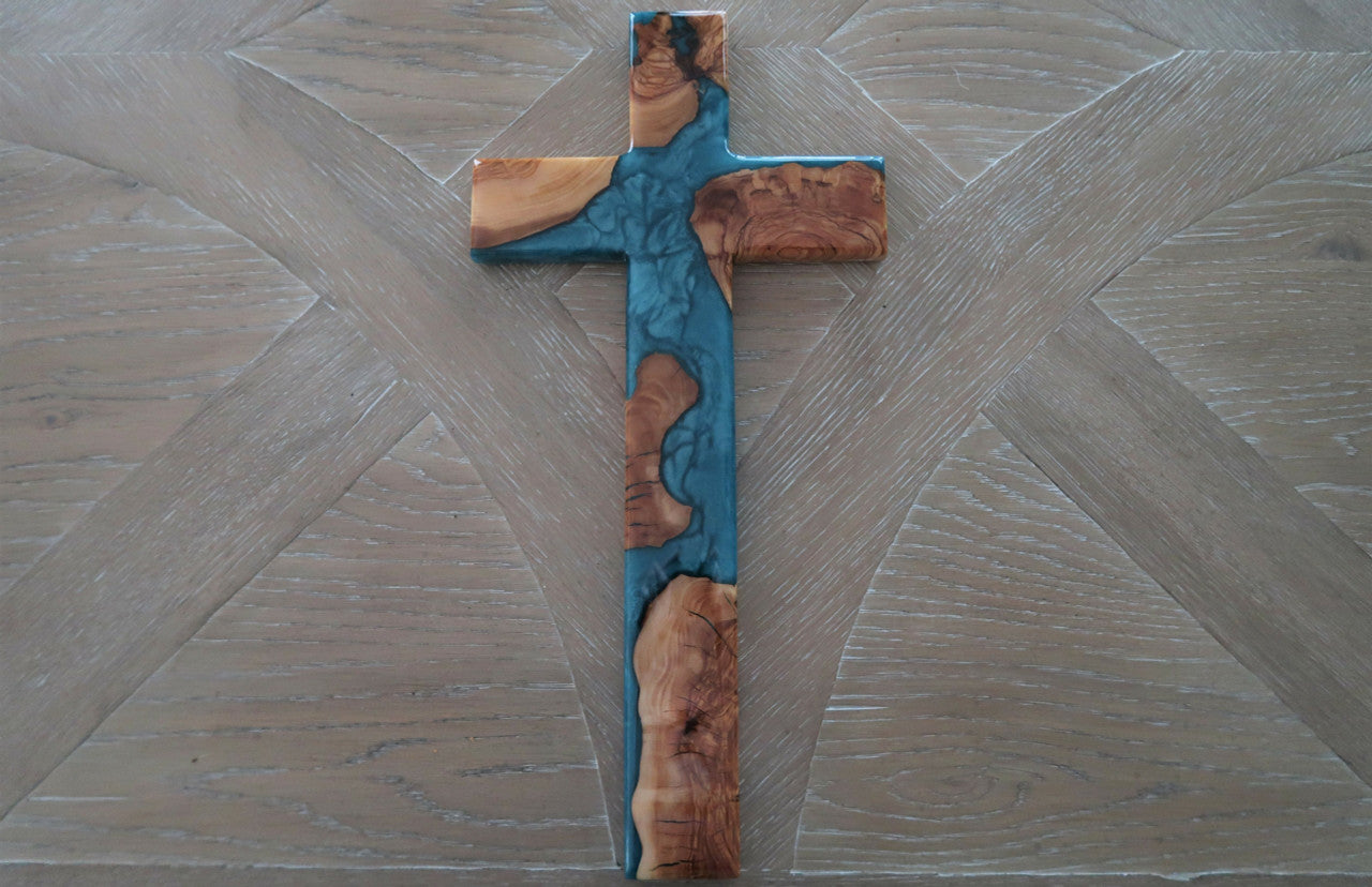 OLIVEWOOD & BORA BORA BLUE RESIN LARGE CROSS