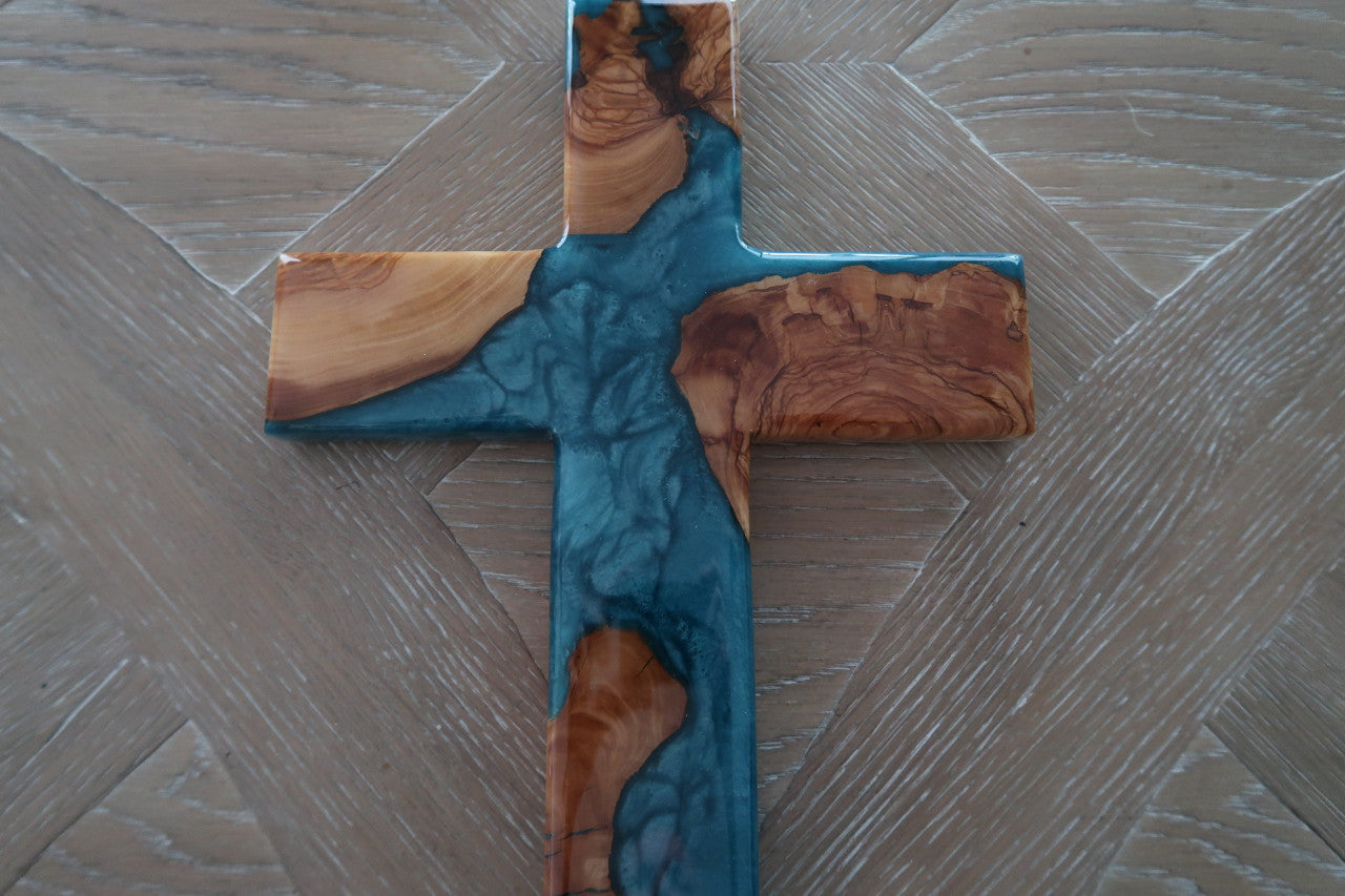 OLIVEWOOD & BORA BORA BLUE RESIN LARGE CROSS