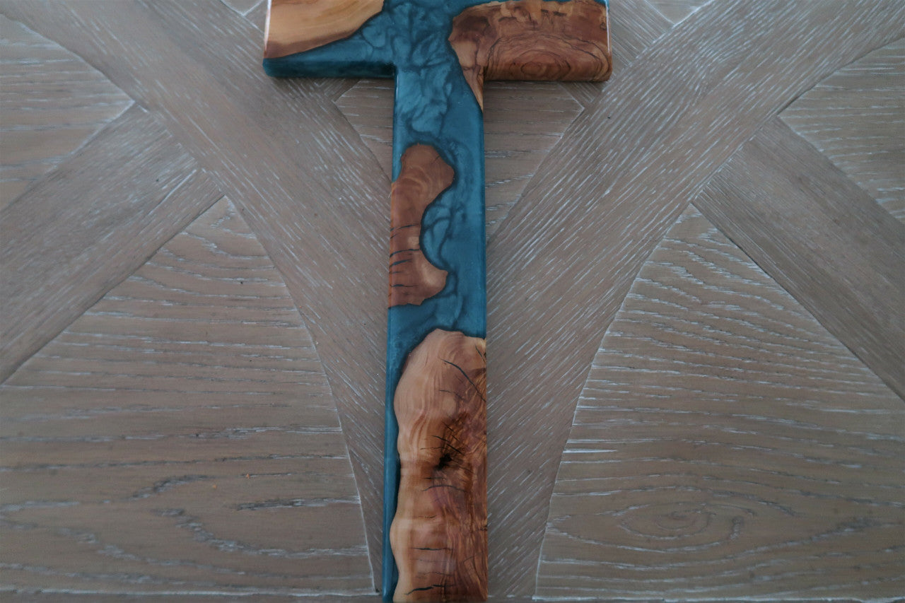 OLIVEWOOD & BORA BORA BLUE RESIN LARGE CROSS